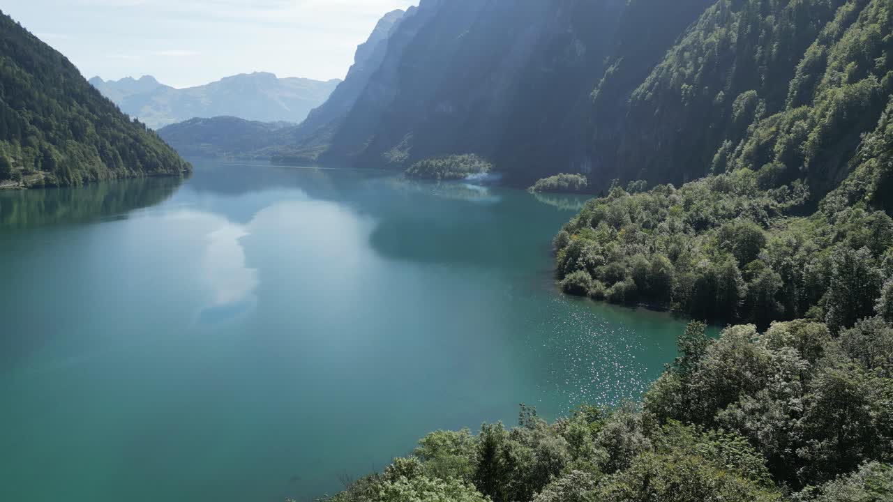 배경 에 있는 물 저수지 산 들 이 풍경 에 웅장 한 감각 을 더하는 바람직 한 야외 장면