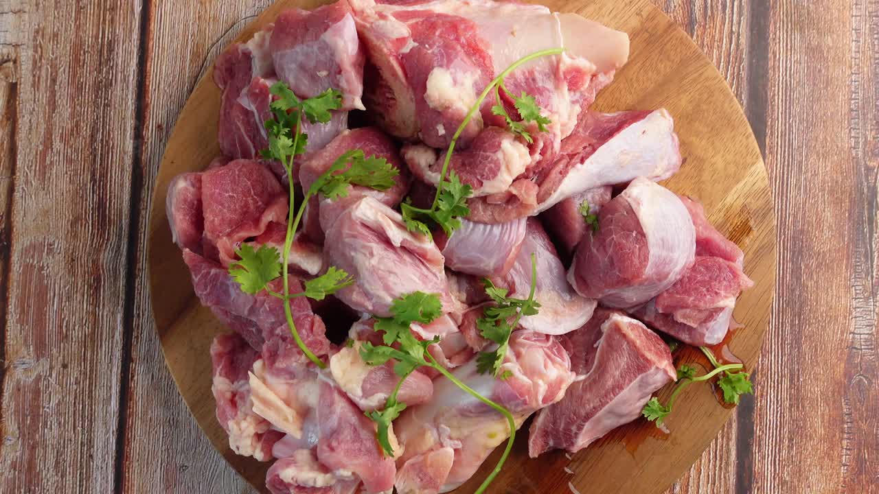 trozos de carne cruda en una tabla de cortar