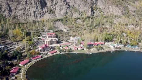 Vista-Aérea-Sobre-Shangrila-Resort-Skardu-Junto-Al-Lago-Kachura-Inferior