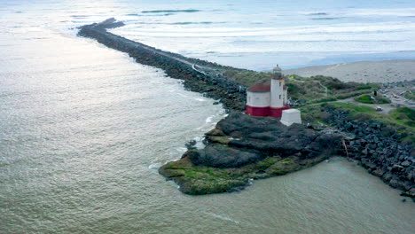 Luftaufnahmen-Des-Coquille-River-Lighthouse-In-Bandon,-Oregon