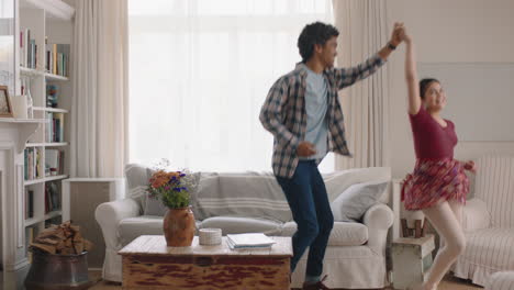 padre y hija felices bailando en casa adolescente divirtiéndose bailando con papá celebrando el fin de semana juntos 4k footage