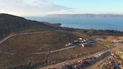 antena sobre chaleco salvavidas cementerio isla de lesbos abrigo turco distancia