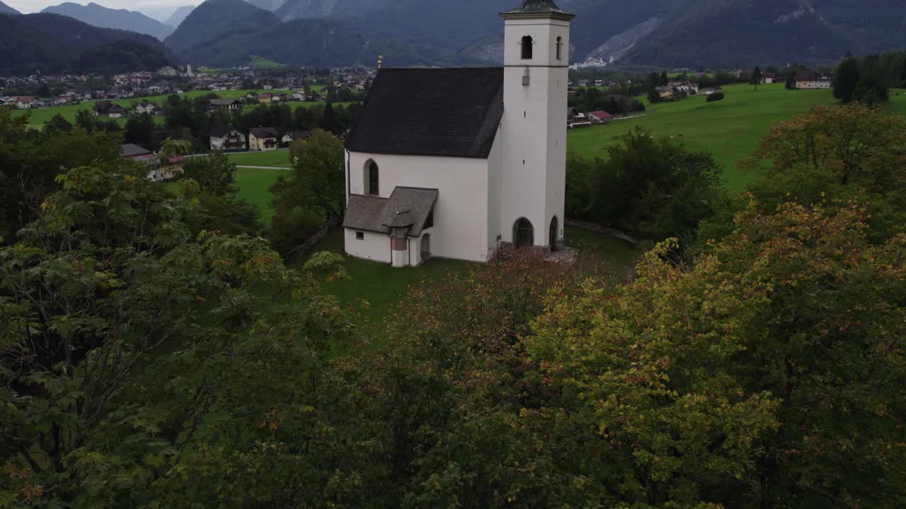 Kirche Golling an der Salzach in herbstlicher Berglandschaft