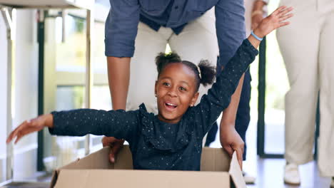 padre, niña y jugando en la caja de la nueva casa