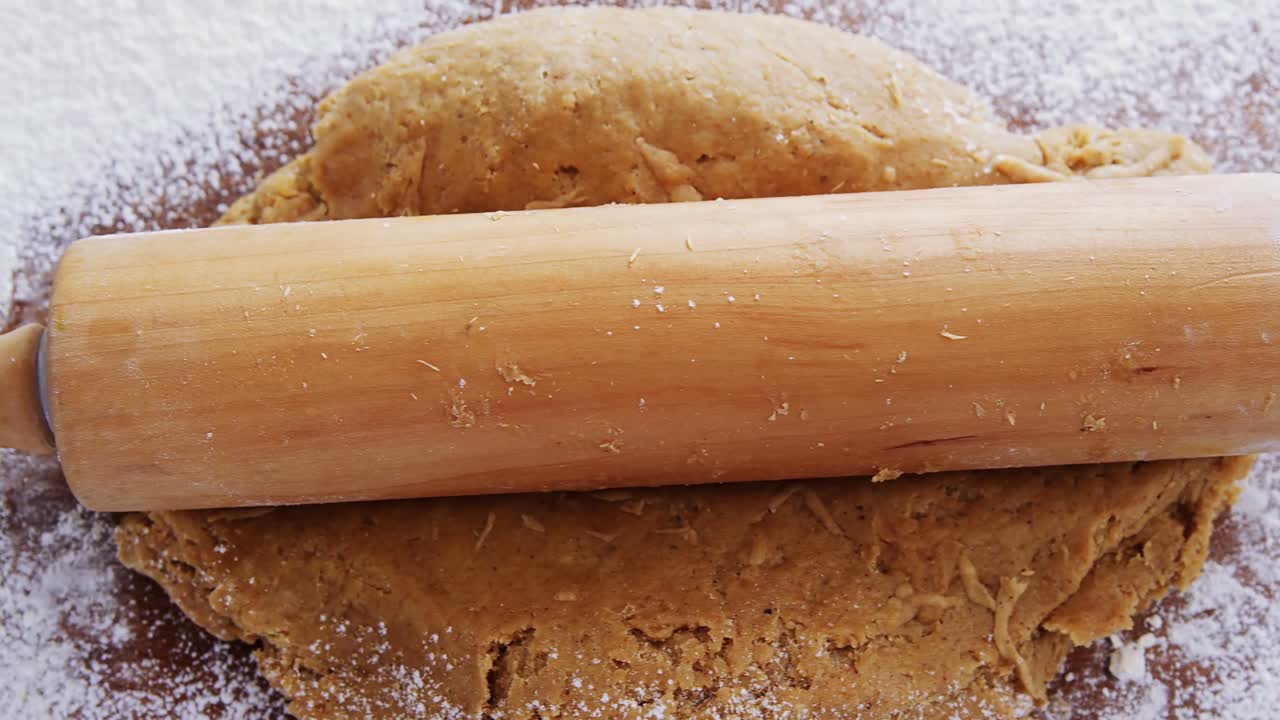 сплющенное тесто на деревянном столе 4k
