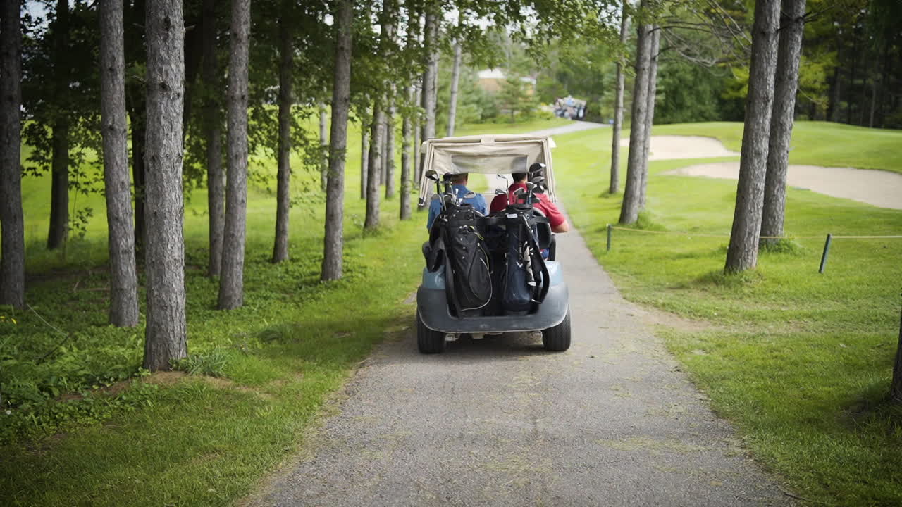 美しいゴルフコースをスローモーションで走るゴルフカート