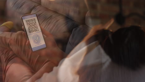 mujer con un teléfono inteligente con código qr en la pantalla contra amigos animando y viendo un partido deportivo