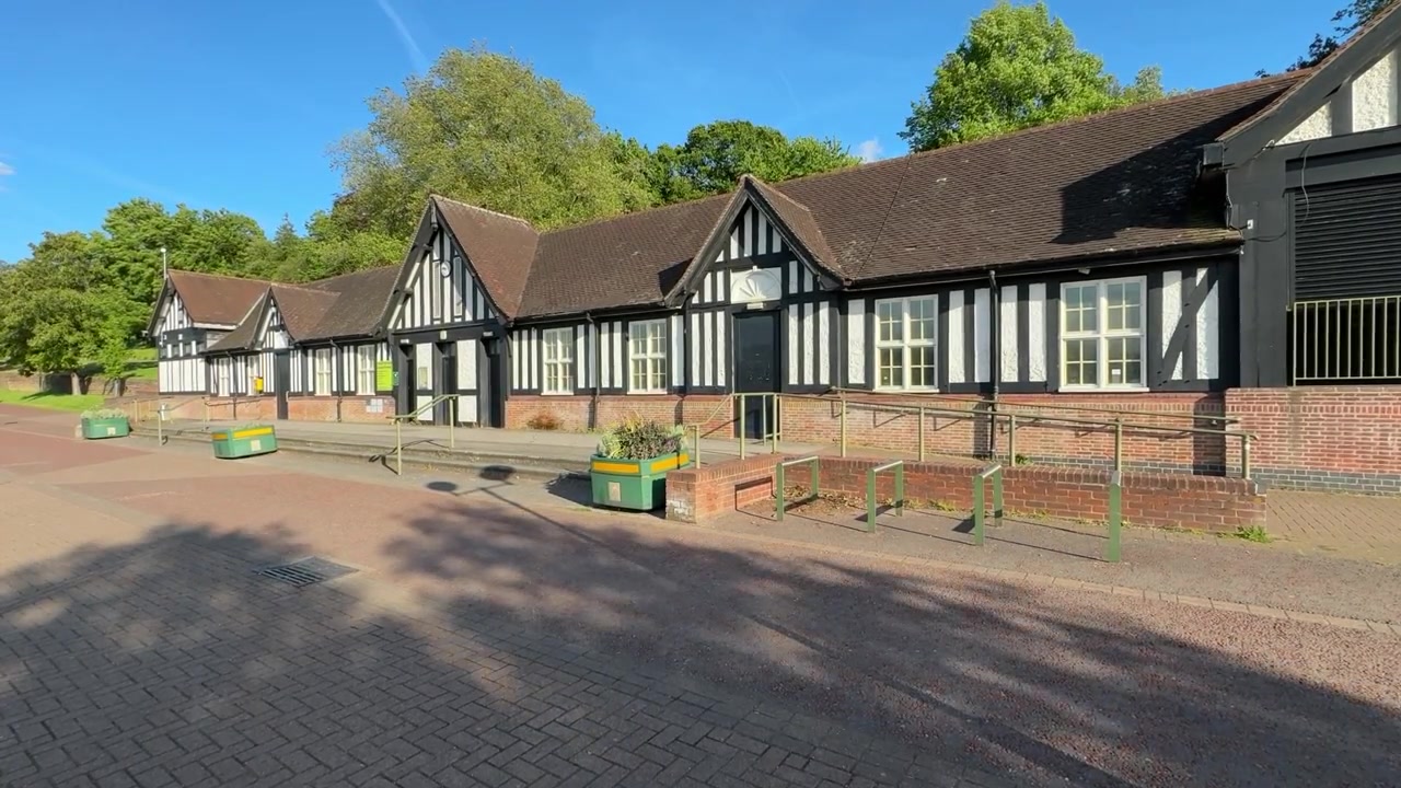 Vista del Padiglione Forest al Forest Recreation Ground a Nottingham, East Midlands, Inghilterra, che presenta un popolare parco pubblico e un luogo di ritrovo per la comunità.