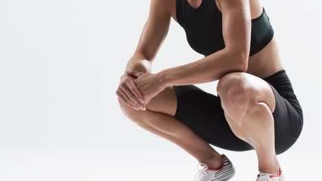 Junge-Kaukasische-Frau-In-Einer-Yoga-Pose-Auf-Weißem-Hintergrund,-Mit-Kopierraum