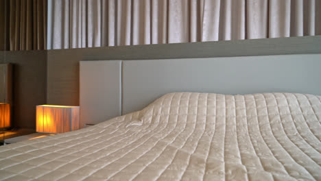 hermosa cama con lámpara en el dormitorio