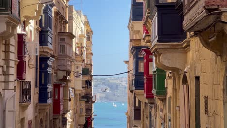 Toma-Estática-De-4k-Que-Muestra-El-Estilo-Arquitectónico-Barroco-Y-Neoclásico-Distintivo-De-La-Valeta:-Calles-Estrechas-Y-Balcones-Vibrantes-Que-Representan-La-Rica-Historia-De-Malta,-Declarada-Patrimonio-De-La-Humanidad-Por-La-Unesco.