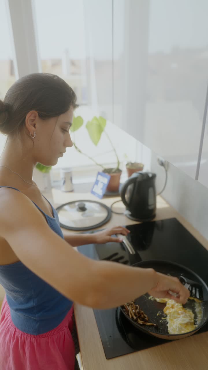 mujer cocinando desayuno en la cocina