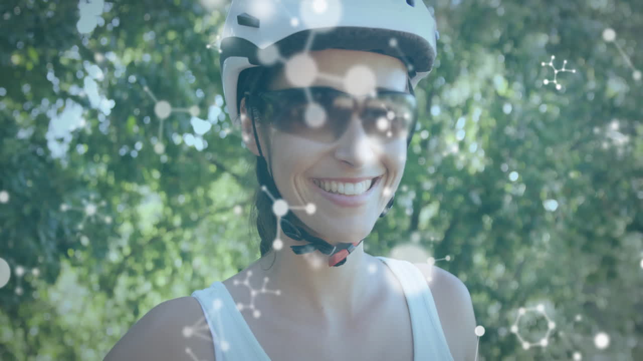 animación de modelos químicos sobre una mujer caucásica sonriente montando una bicicleta en la carretera