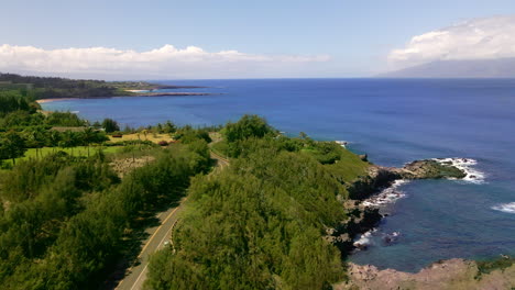 Vista-Aérea-De-La-Carretera-Costera-En-La-Isla-De-Maui,-Hawaii,-Estados-Unidos