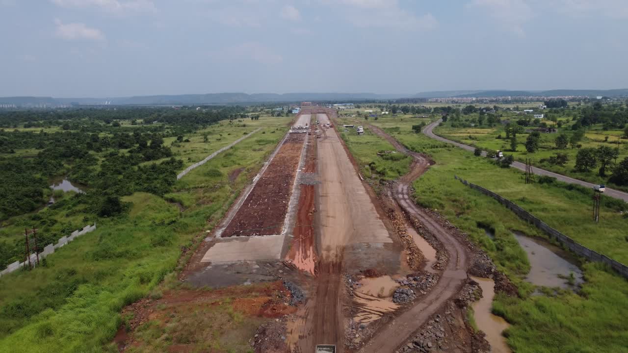vista aérea de la autopista de comunicación samruddhi mahamarg o nagpur a mumbai en construcción, la autopista de seis carriles pasa a través de muchas montañas y tierras agrícolas