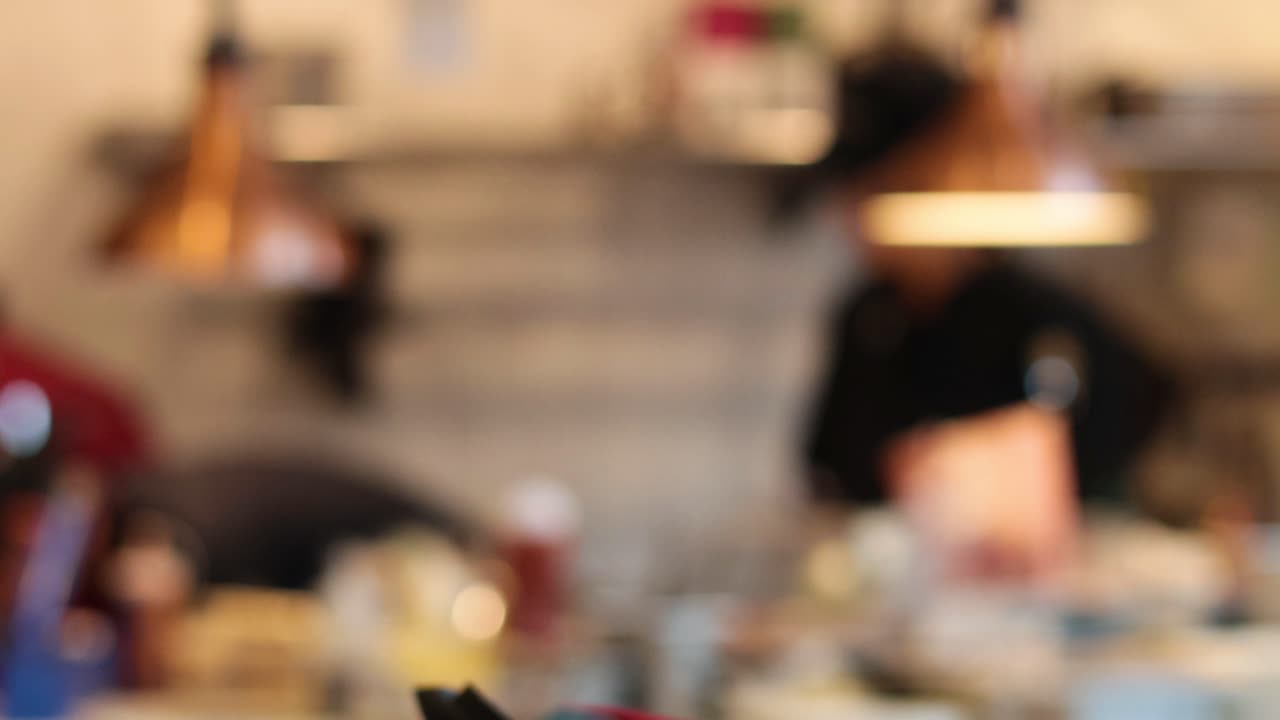 바쁜 부에서 음식을 준비하는 요리사