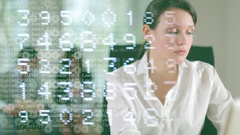 mujer de negocios con datos tecnológicos superpuestos