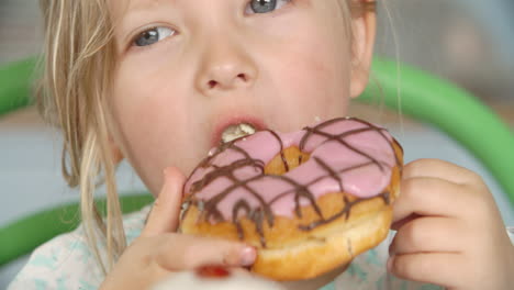 Nahaufnahme-Eines-Mädchens,-Das-Eisgekühlten-Donut-Isst
