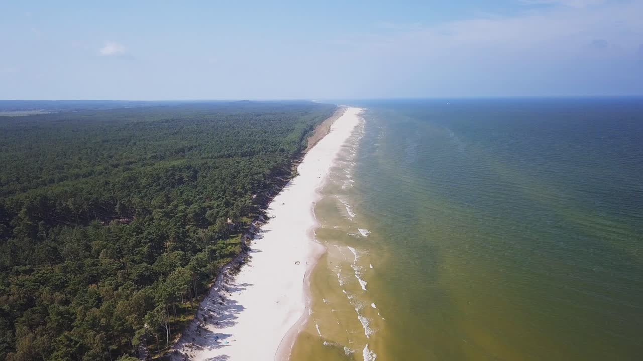 Droneoptagelse af en sandstrand, solrig sommerdag, Østersøen, Polen, Lubiatowo.