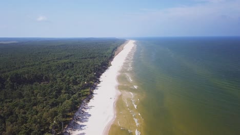 Drohnenaufnahmen-Eines-Sandstrandes,-Sonniger-Sommertag,-Ostsee,-Polen,-Lubiatowo