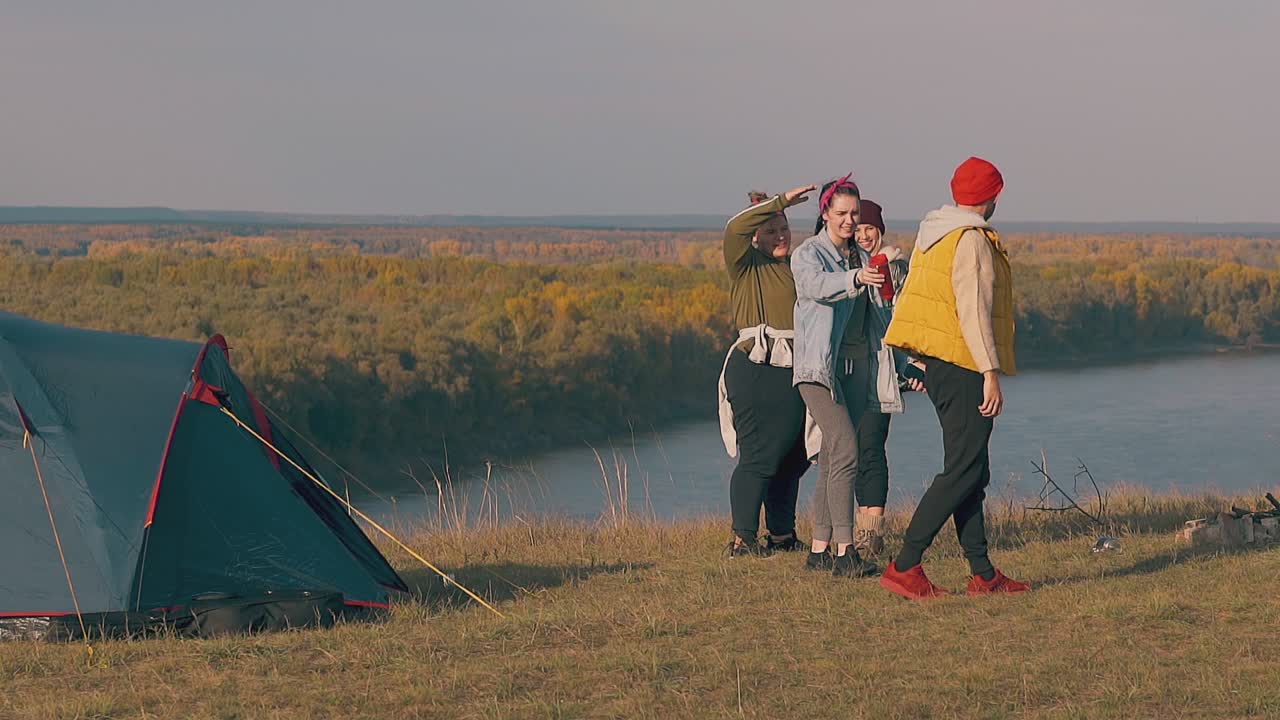 숙취가 있는 남자가 소녀들을 지나가고 여자가 병을 준다.