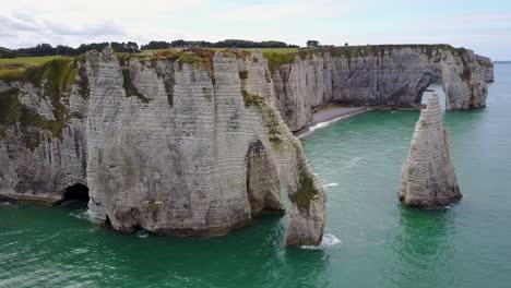 volando alrededor del arco de etretat en la costa de normandía