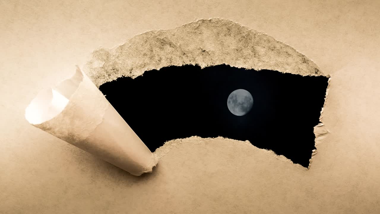 4k 타임 라프 영상: 밤하늘에 떠다니는 구름과 함께 반이는 보름달의 영상, 오래된 레트로 그런지 빈티지 종이에서 어진 가장자리가 있는 구을 통해 볼 수 있습니다.