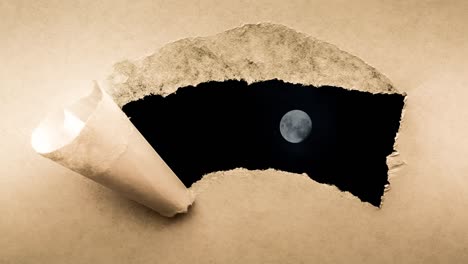 un video creativo de 4k de una luna llena brillante en el cielo nocturno con nubes flotantes, que es visible a través de un agujero con bordes rasgados en viejo papel vintage retro grunge.
