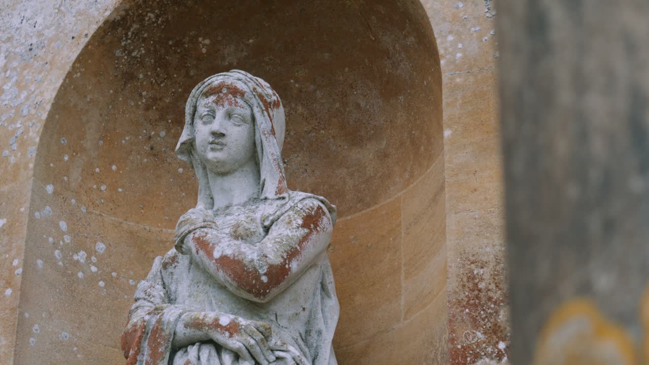 Statua artistica di donna sul lato di un edificio storico