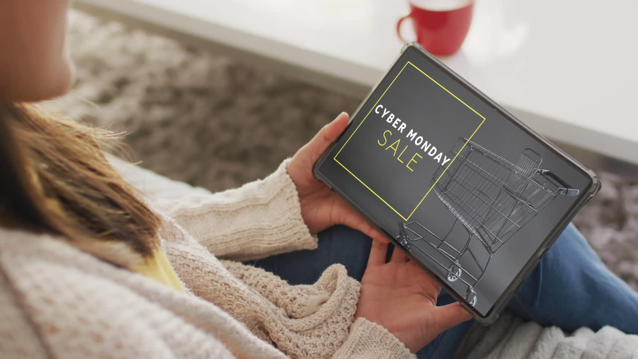 온라인 쇼핑을 위해 집에서 태블릿을 사용하는 백인 여성, 사이버 월요일 문자, 느린 동작