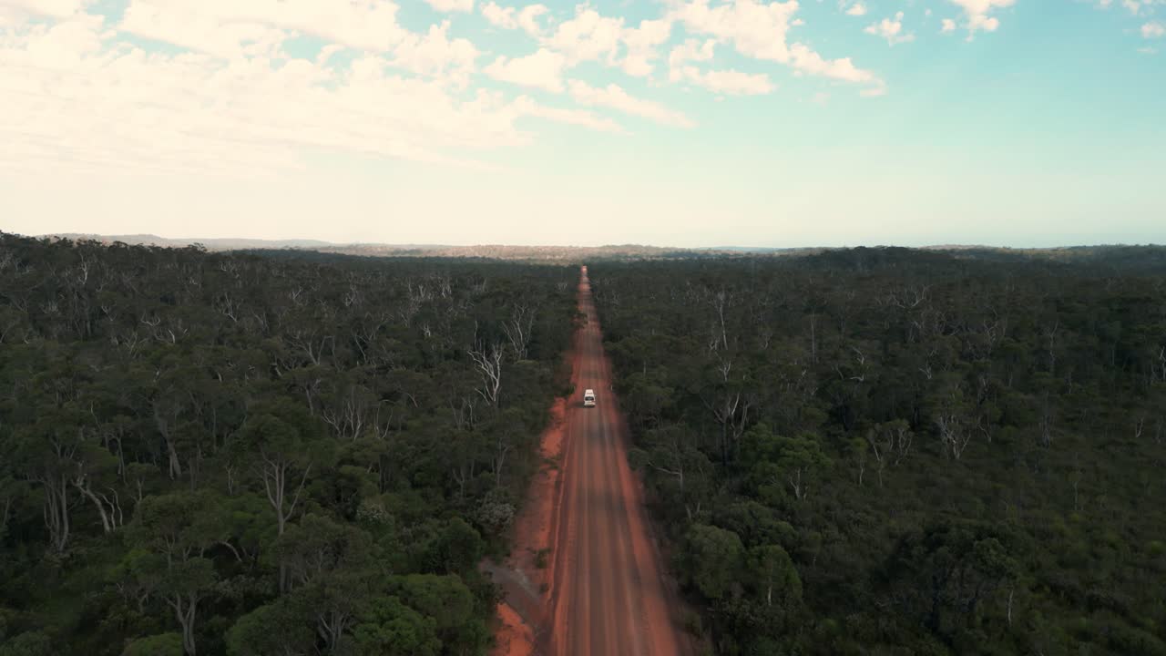서부 오스트레일리아에서 멀리서 빨간 의 오스트레일리아 도로에서 운전하는 밴의 드론 촬영