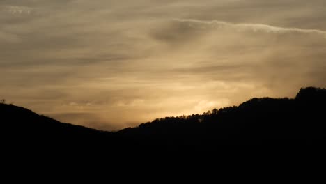 Zeitraffer-Des-Sonnenuntergangs-Mit-Wolken--Und-Baumsilhouette-Und-Vorbeifliegenden-Flugzeugen