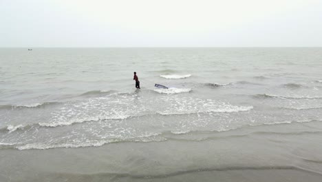 pescador caminando en el mar pescando en bangladesh océano indio