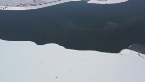 Paisaje-Cubierto-De-Nieve-En-La-Isla-De-Los-Pájaros-Georgia-Del-Sur,-Ee.uu.---Toma-Aérea