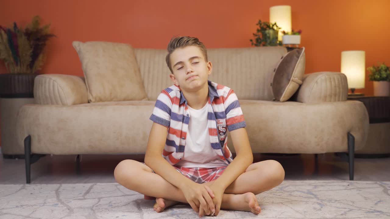 불행한 소년은 사려 깊다.