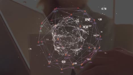 Animación-Del-Procesamiento-De-Datos-Sobre-Una-Empresaria-Caucásica-Usando-Una-Computadora-Portátil