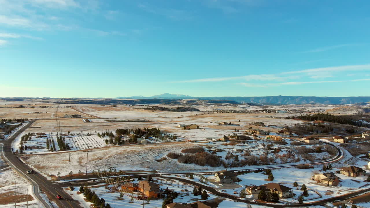 vista de drones de la zona residencial de denver y las llanuras en el fondo