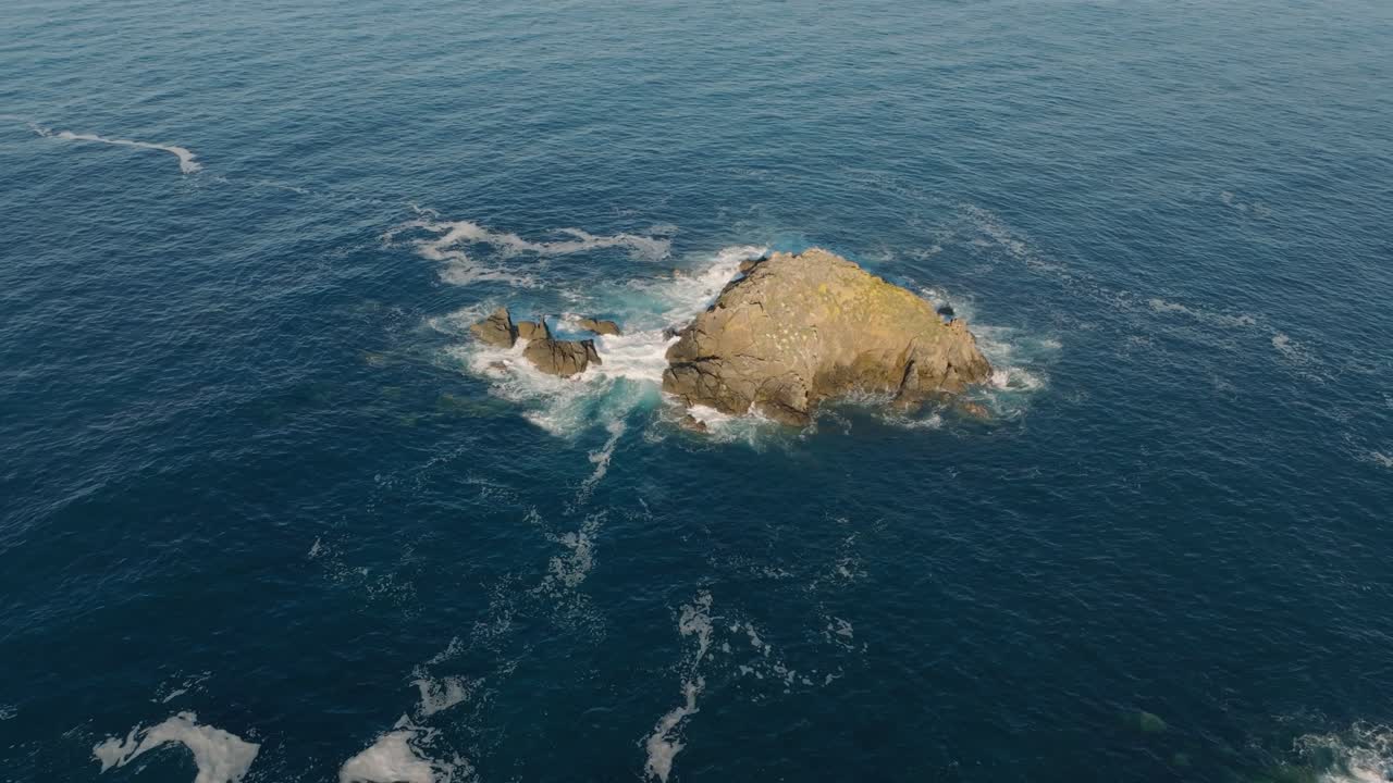 contemplando las serenas aguas azules de malpica, españa - órbita aérea