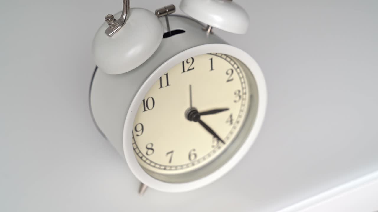 타임 스: 하 알람 시계의 다이얼의 손이 빠르게 움직이고 있습니다.