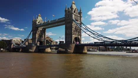 tower bridge londres, inglaterra sobre el río támesis desde la orilla sur