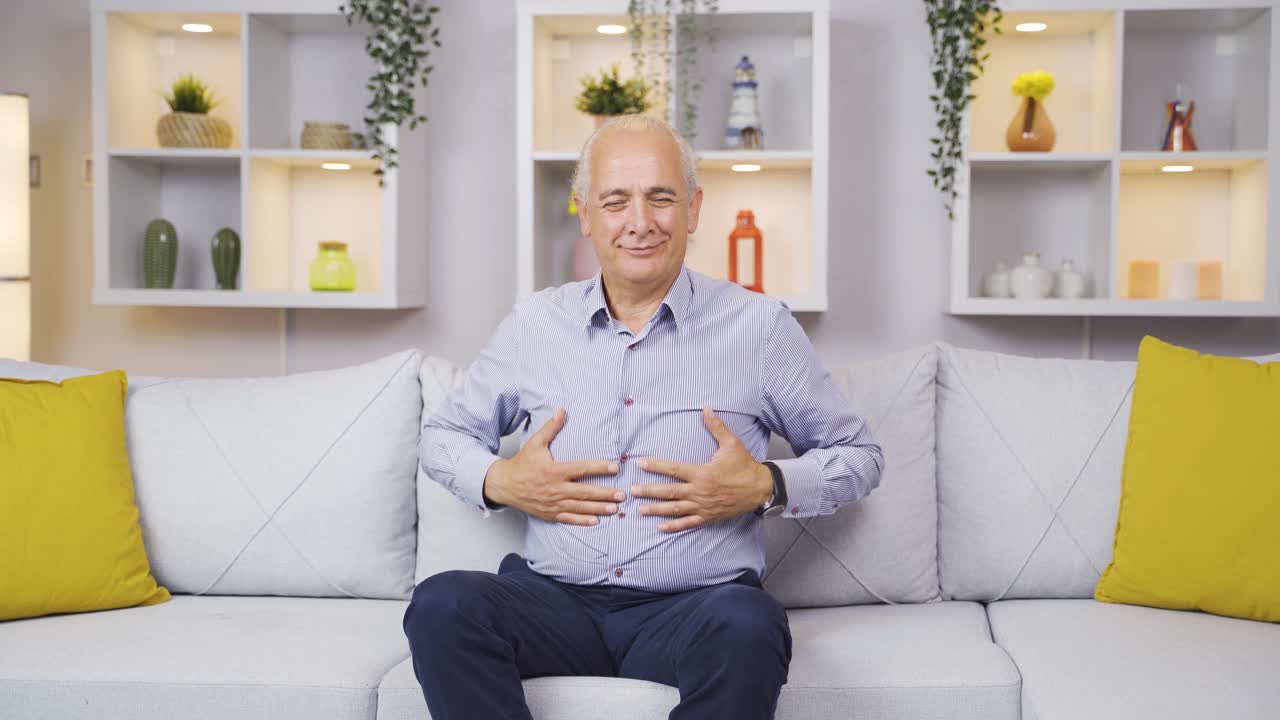 I modi carini dell'uomo anziano che si è innamorato a casa