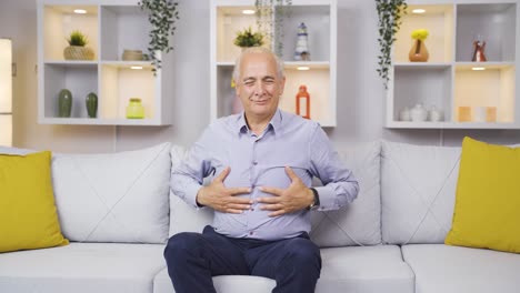 los lindos modales del viejo que se enamoró en casa.