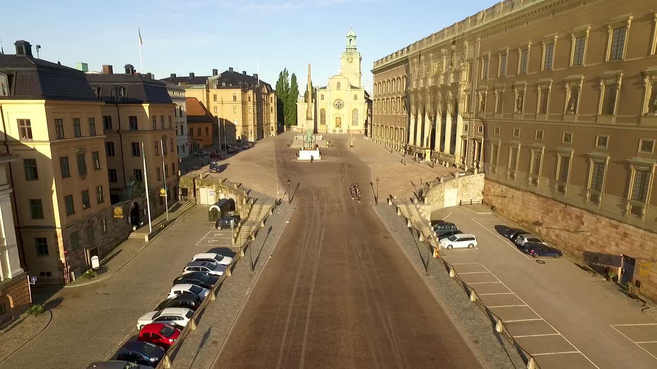 una vista aérea se aleja del palacio real en estocolmo suecia para mostrar los barcos atracados cerca