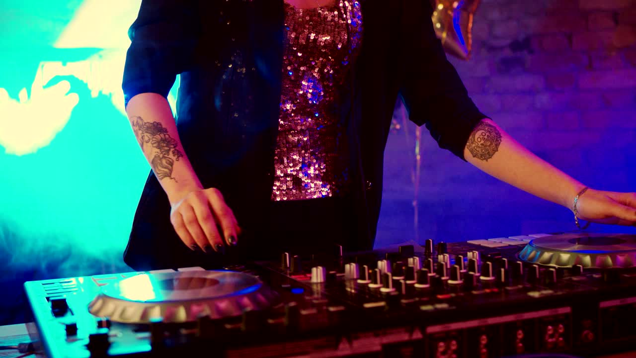 dj chica tocando en un club nocturno