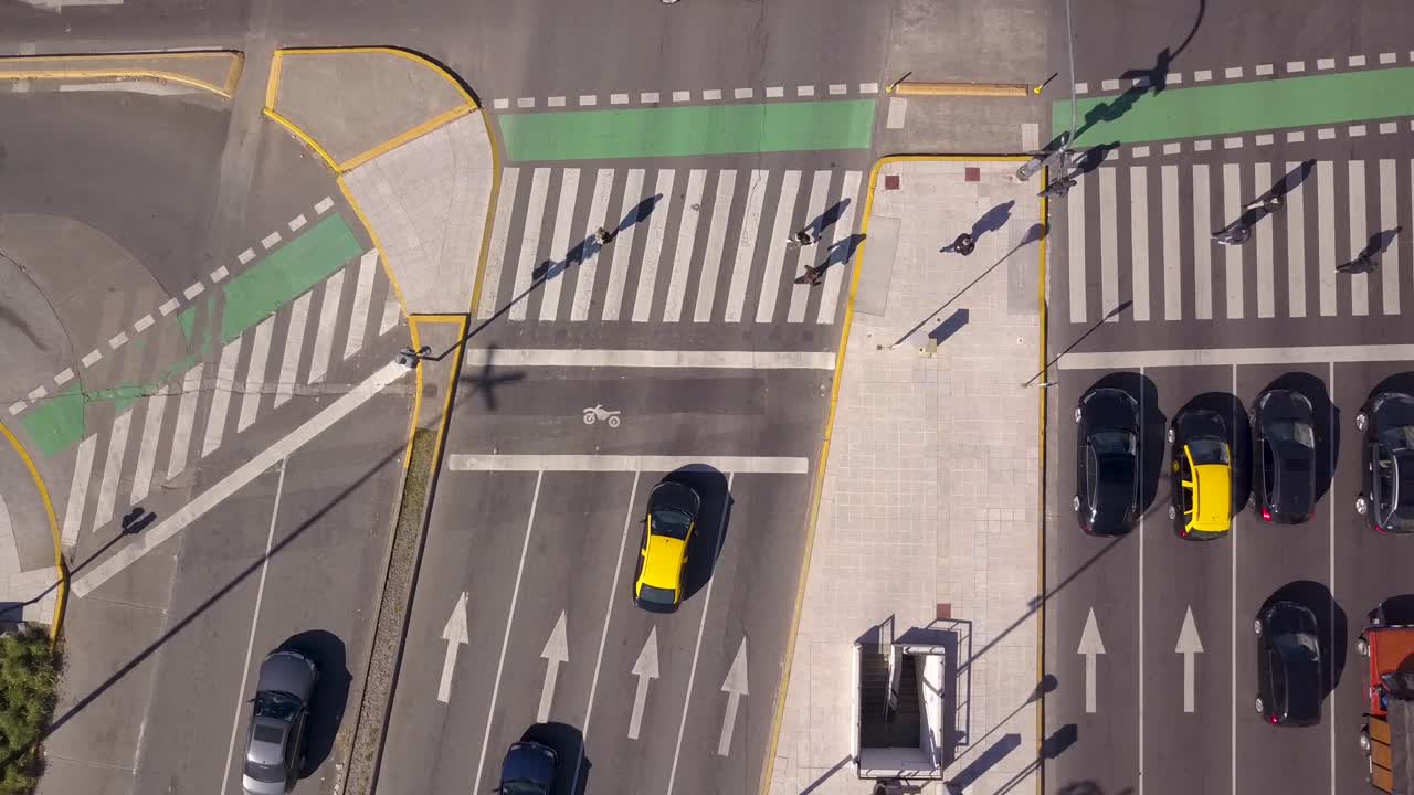 부에노스 아이레스의 주요 도로에 있는 보행자 십자가의 공중 하향식