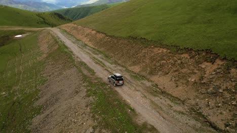 Off-Road-Touristenautofahrten-Im-Gelände-Im-Hochland.-Expeditionsreisen-Und-Urlaub,-Abenteuer-In-Abgelegenen-Gebieten.