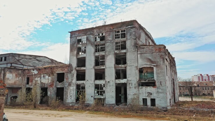 Vista aérea de uma planta industrial abandonada. Ruínas de fábrica
