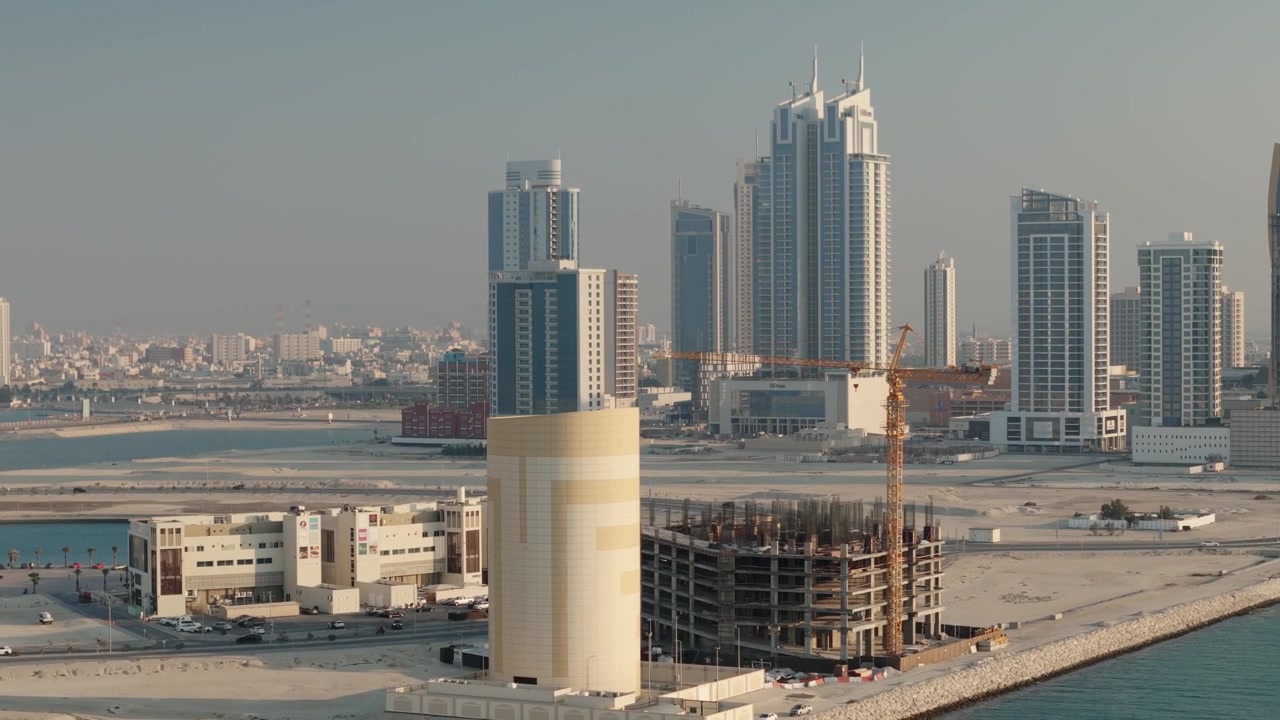 Veduta aerea di Manama, Bahrain, con moderni grattacieli e un nuovo edificio in costruzione