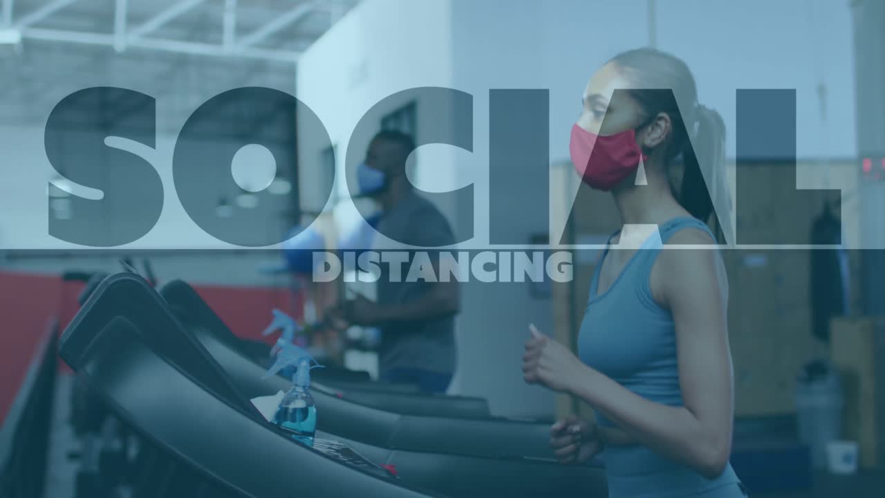 체육관에서 트레드밀에서 달리는 마스크를 착용한 여성에 대한 사회적 거리두기
