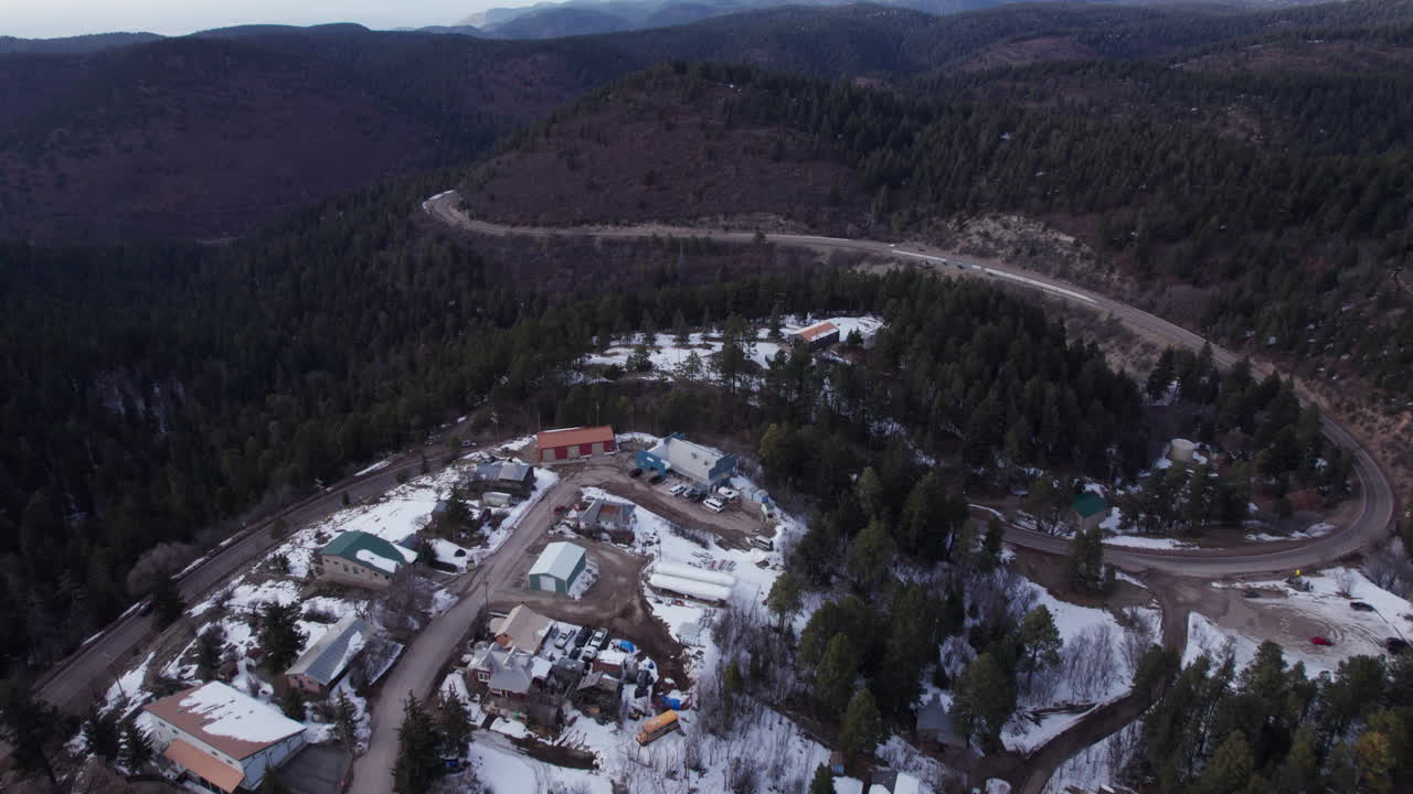 tomada aérea de un dron de cloudcroft, en la calle principal de nuevo méxico, en gran ángulo.
